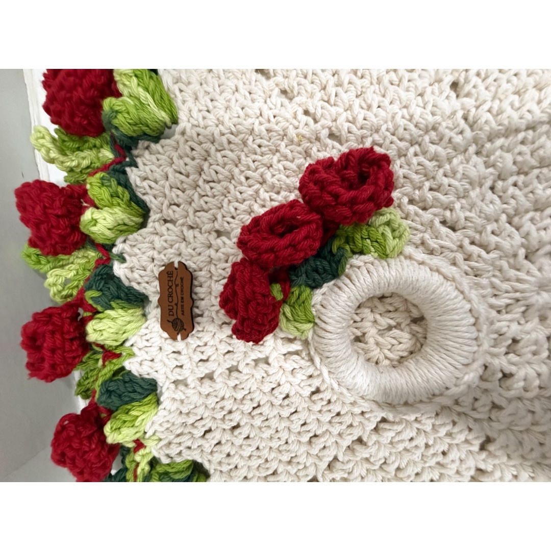Kit 4 peças de sousplat com delicadas rosas vermelhas.